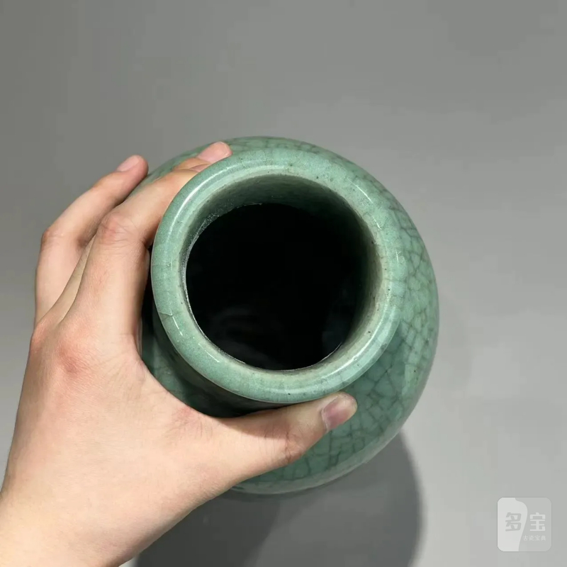 明 龙泉窑青釉浅浮雕折枝花卉纹筒瓶 - 图4